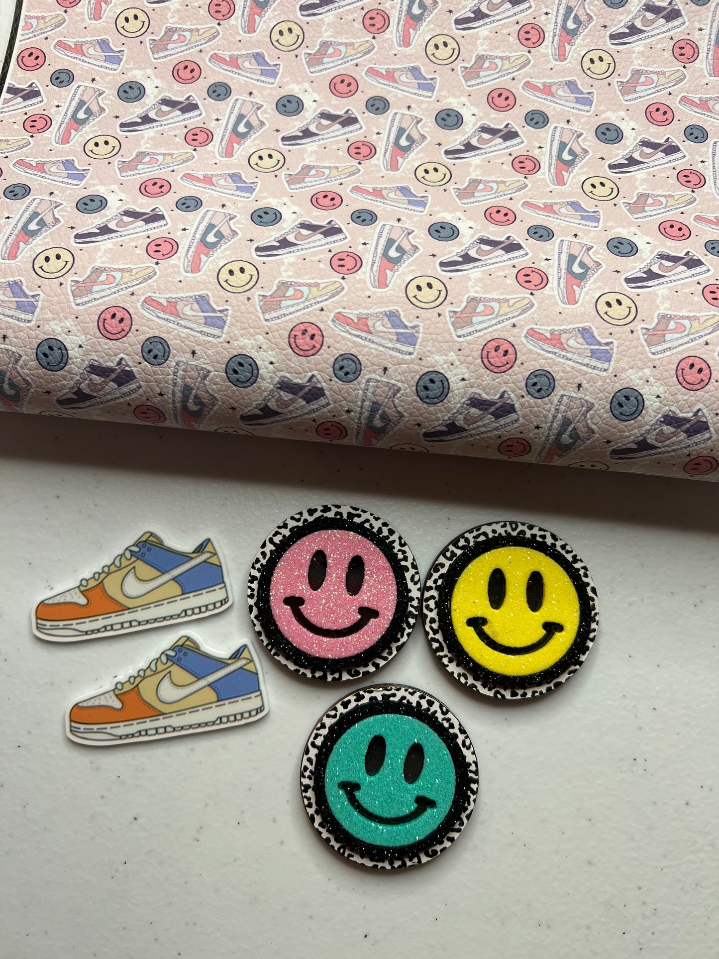 Vinyl Tennis y Caritas